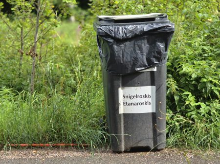 Billnäsissäkin torjutaan espanjansiruetanoita – etanaroskikset ovat osa kylän kesäistä infrastruktuuria. Kuva JP (Juha Pekka) Väisänen.