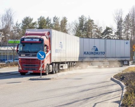 Jari Olkkosen liikkuva työmaa on yli 34 metrinen HCT rekka. Kesällä rekka kääntyy mutkissa ja ympyröissä ketterästi, talven lumikeleillä huonommin. Kuva Ilkka Heino
