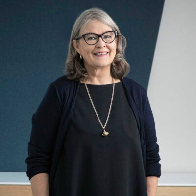 SAKn juristi Paula Ilveskivi kritisoi hallituksen alustatyölain luonnosta, joka järjestön mukaan suojaa alustayrityksiä enemmän kuin työntekijöitä. Kuva Jaakko Lukumaa.