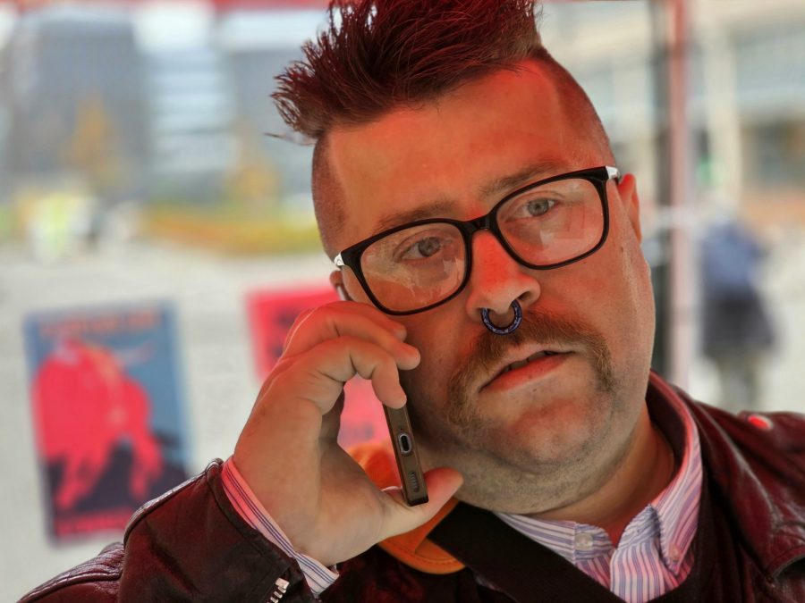 Joensuulaisen Toni Lamsijärven mielestä Tiedonantaja festivaali tuo yhteen yhteiskunnallisista kysymyksistä kiinnostuneita ihmisiä ympäri Suomen. Kuva Jukka Piha.