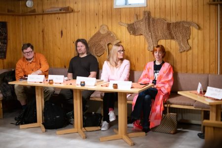 Teemu Valli, Petri Palmu, Linda Savonen ja Tiina Rouhiainen väänsivät kättä ay liikkeen tulevaisuudesta Tiedonantaja festivaalilla Kuva Emma Grönqvist
