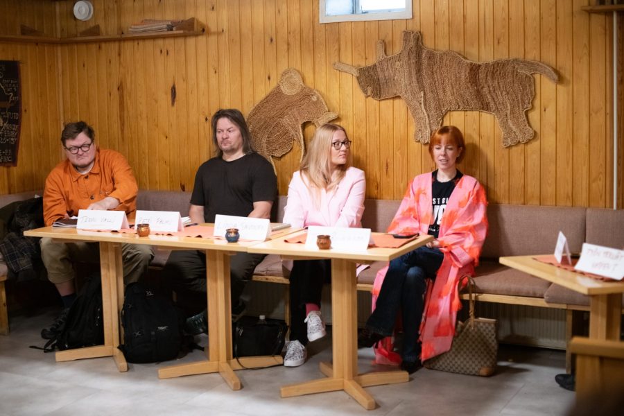 Teemu Valli, Petri Palmu, Linda Savonen ja Tiina Rouhiainen väänsivät kättä ay liikkeen tulevaisuudesta Tiedonantaja festivaalilla Kuva Emma Grönqvist